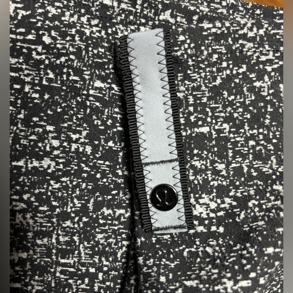 Lululemon Vinyasa scarf- many possible ways to wear it!🖤 - Picture 4 of 11